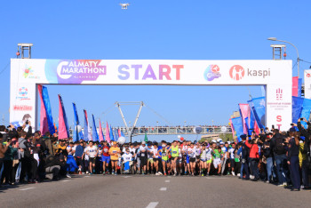 Бауыржан Байбек дал старт участникам ежегодного забега «Алматы марафон»