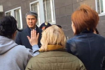 Асет Исекешев встретился с жильцами дома, в котором падают лифты