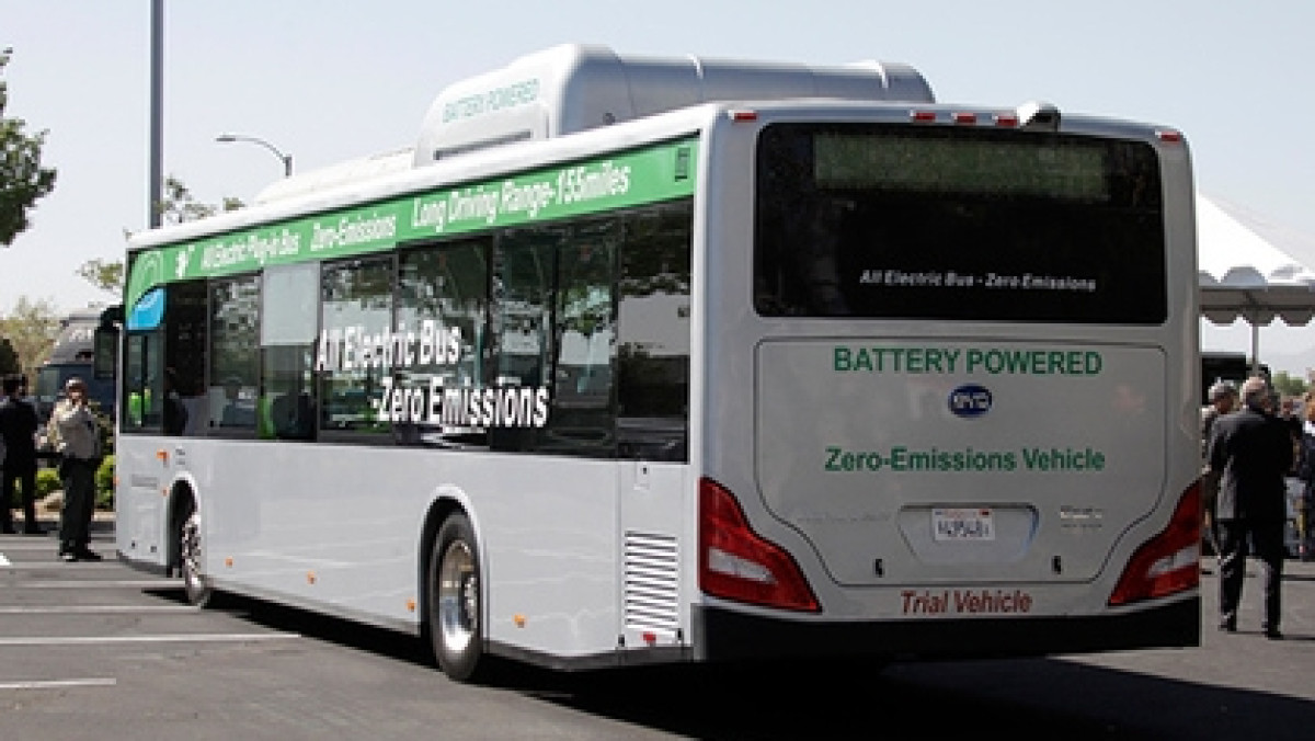 В Китае пассажирский автобус упал с моста в реку