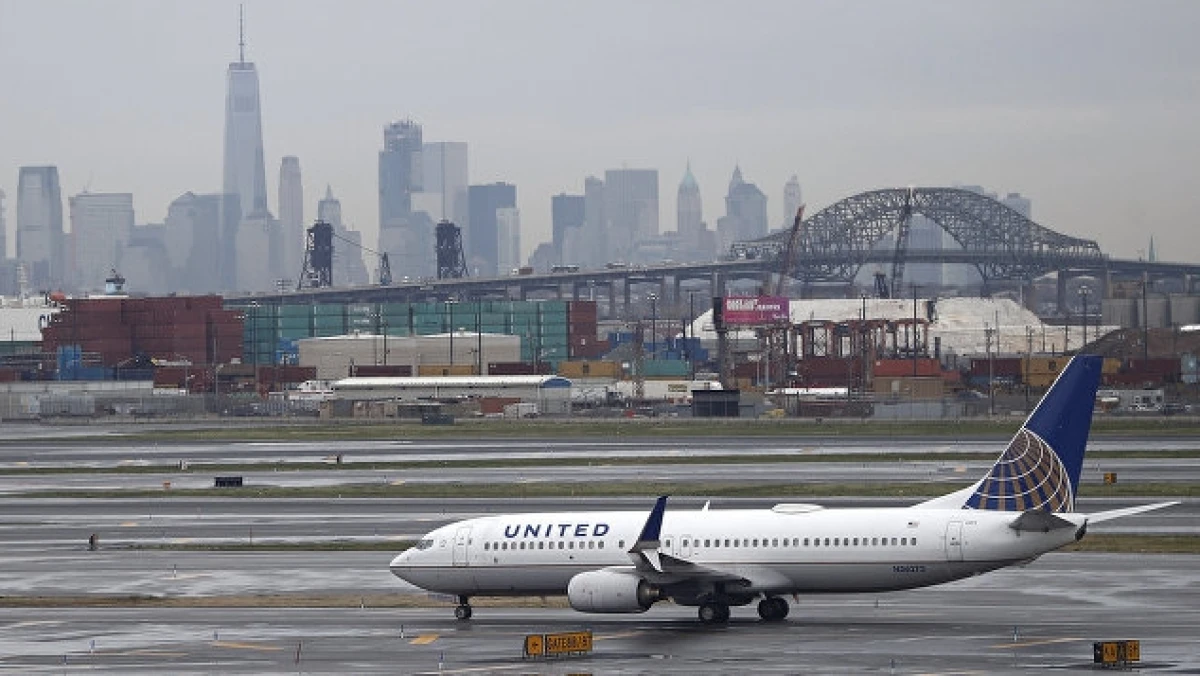 Авиакомпания United Airlines сняла с рейса летевшую на собственную свадьбу пару