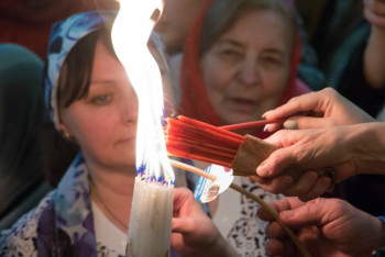 Великая Пасха: в Алматы доставлен Благодатный огонь из Иерусалима