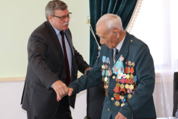 Ветеранам ВОВ из Кызылорды вручили почетные нагрудные знаки России «75 лет битвы за Москву»