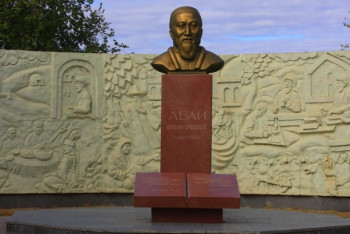 Фотография к новости: Установка памятника Абаю в Бишкеке и герою эпоса «Манас» в Астане затягивается