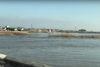 В пригороде Кокшетау вода из реки хлынула на трассу