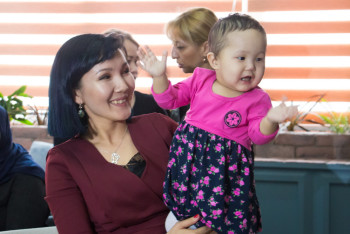   В Алматы впервые почетными медалями наградили около 80 доноров печени