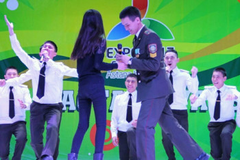 Курсант сделал предложение девушке на фестивале «Студенческая весна» в Кокшетау