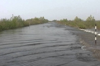 УАЗ с пассажирами упал в заполненный талыми водами кювет под Карагандой