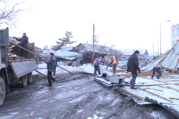 Ураган в Караганде снес крыши со зданий и испортил автомобили