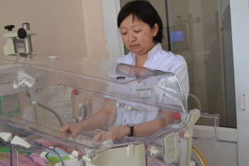 Младенца весом в 730 грамм с больным сердцем спасли в Кокшетау