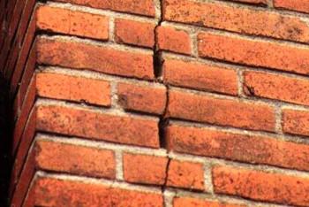 В Кокшетау обвалившаяся с многоэтажки кирпичная кладка раздавила автомобиль