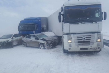 На трассе в Акмолинской области произошло ДТП с 15 автомобилями