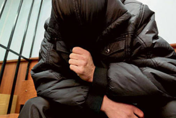 Павлодарец ради селфи залез на крышу полицейского авто 