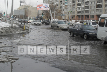 Фотография к новости: Власти Семея назвали причину затопления городских дорог