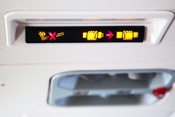 Фотография к новости: За курение на борту самолета могут привлечь к уголовной ответственности