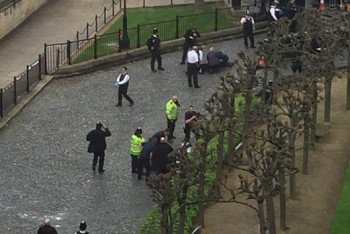 Фотография к новости: Теракт в Лондоне: Автомобиль наехал на людей на Вестминстерском мосту