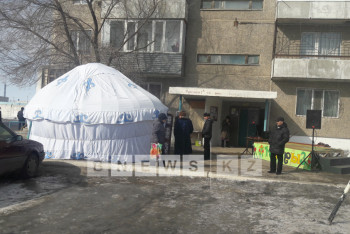 Жители Семея установили во дворе праздничную юрту