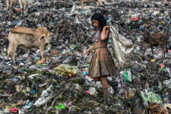 Фото девочки со свалки признали лучшим на международном конкурсе