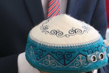 Школьник из Актау сконструировал смарт-тюбетейку для слепых людей