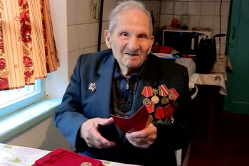 Ветераны ВОВ из ЮКО получили нагрудные знаки и письма от президента России