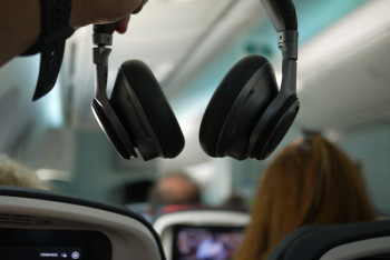 У летевшей в Мельбурн пассажирки взорвались наушники