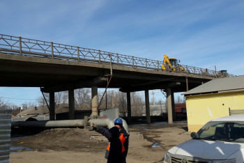 В домах уральцев пошли трещины из-за реконструкции путепровода