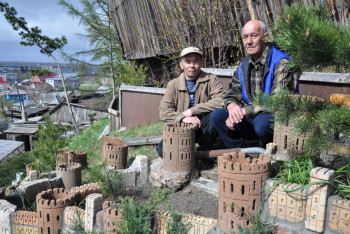 Семья из Петропавловска на 10-метровом обрыве построила замки разных времен (ФОТО)