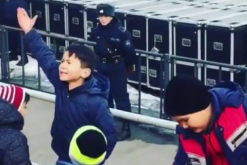 Маленький фанат «Кайрата» «завел» взрослых болельщиков в Алматы