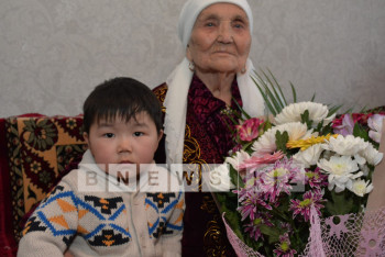 Фотография к новости: В Кокшетау поздравили женщин-ветеранов и тружениц тыла