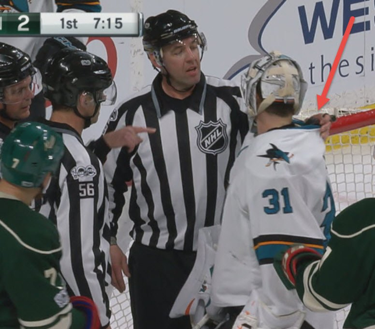 Канадский вратарь рассмешил соцсети, поймав шайбу воротником свитера