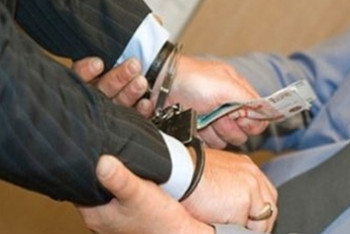 Антикоррупционной службой за взятки задержаны чиновники из трех регионов Казахстана