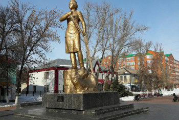 В Уральске на месте памятника Маншук Маметовой установят скульптурную композицию