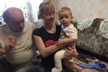 Годовалому Богдану из Уральска, родившемуся без кости в ноге, сделали операцию в России