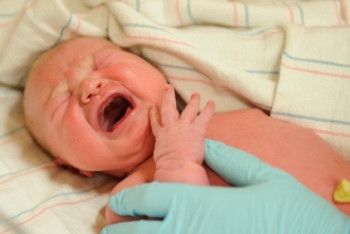 Найденная в Шымкенте новорожденная девочка находится в тяжелом состоянии