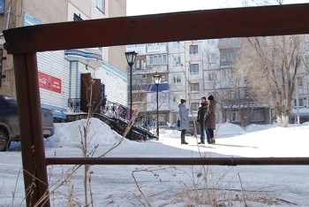 В Темиртау двое мужчин с ножом напали на девятиклассницу