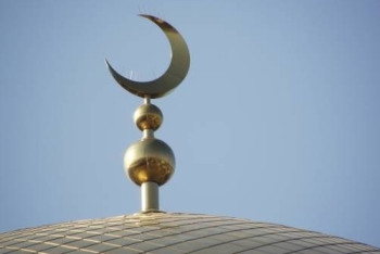 В Семее мужчина в мечети сорвал службу и оскорбил имама