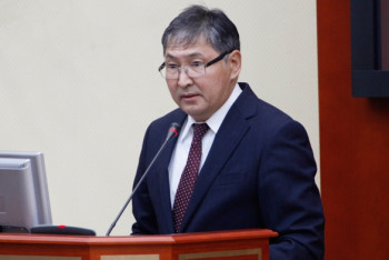 Фотография к новости: Ерлан Сагадиев депутатам: Не надо демонизировать выпускные экзамены