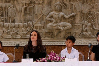 Фотография к новости: Джоли впервые после сообщений о разводе с Питтом появилась на публике