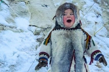 Фотография к новости: В Сети набирает популярность видео с девочкой-«пингвином» из Ямала