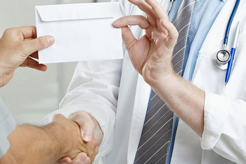 Фотография к новости: В Шымкенте за крупные взятки осуждены чиновники департамента Комитета оплаты медуслуг