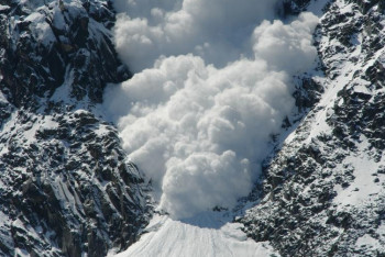 Фотография к новости:  Спасатели ищут военнослужащих после внезапного схода снежной лавины в Жамбылской области
