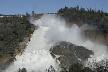 Фотография к новости: В Калифорнии объявлена эвакуация жителей из-за угрозы прорыва плотины