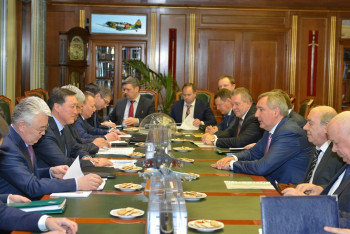 Фотография к новости: Сотрудничество в оборонно-промышленном комплексе обсудили А.Мамин и Д.Рогозин