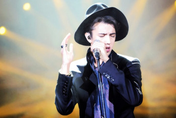 Фотография к новости: Голос Америки и автобиографичный фильм: Какие слухи о Димаше Кудайбергенове правда?