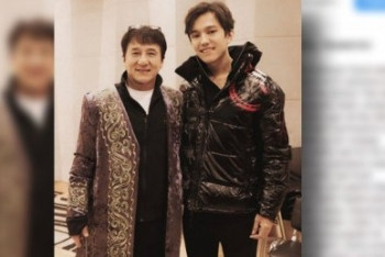 Фотография к новости: Димаш Кудайбергенов подарил Джеки Чану чапан и домбру