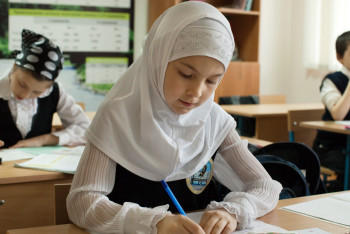 Фотография к новости: В Комитете по делам религий прокомментировали ношение платков в школах РК