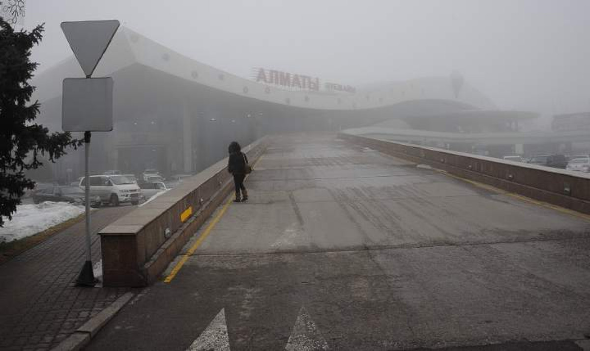 Пассажиры 27 авиарейсов не смогли  вовремя вылететь из аэропорта Алматы