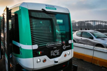 Фотография к новости: Жители Парижа начали ездить на беспилотных автобусах (ВИДЕО)