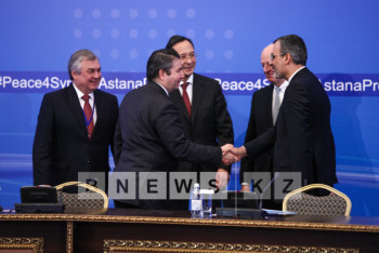 Фотография к новости: Астанинский процесс: Россия передала вооруженной оппозиции Конституционный проект Сирии