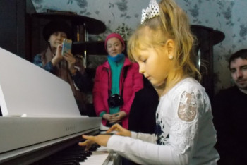 Фотография к новости: Потерявшей родителей во время трагедии в Шахане Полине Андроповой подарили пианино