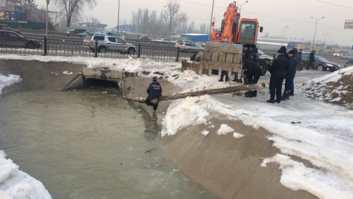 Спасатели Алматы полностью ликвидировали потоп на проспекте Райымбека